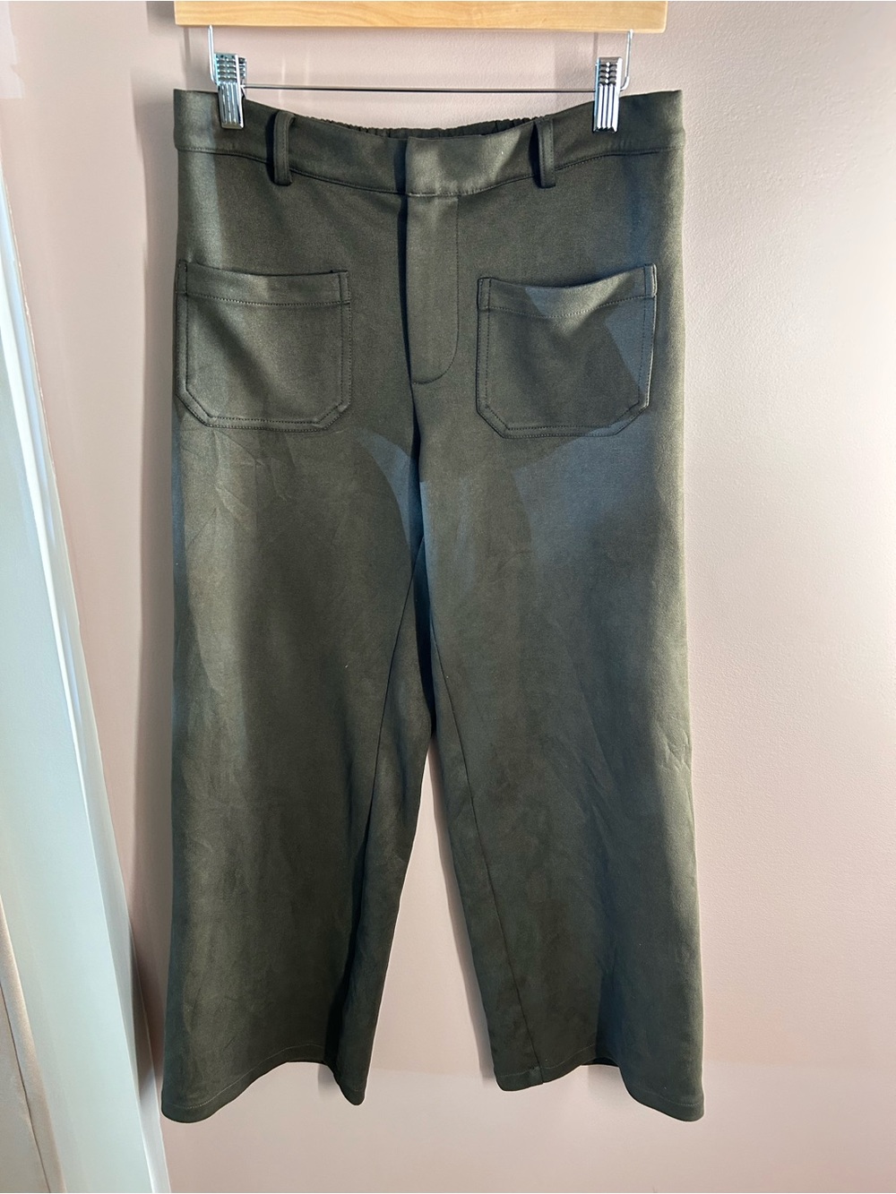 Ruti women’s size 0 (fits more like a 2-4) Olive Wide-Leg micro-suede capris